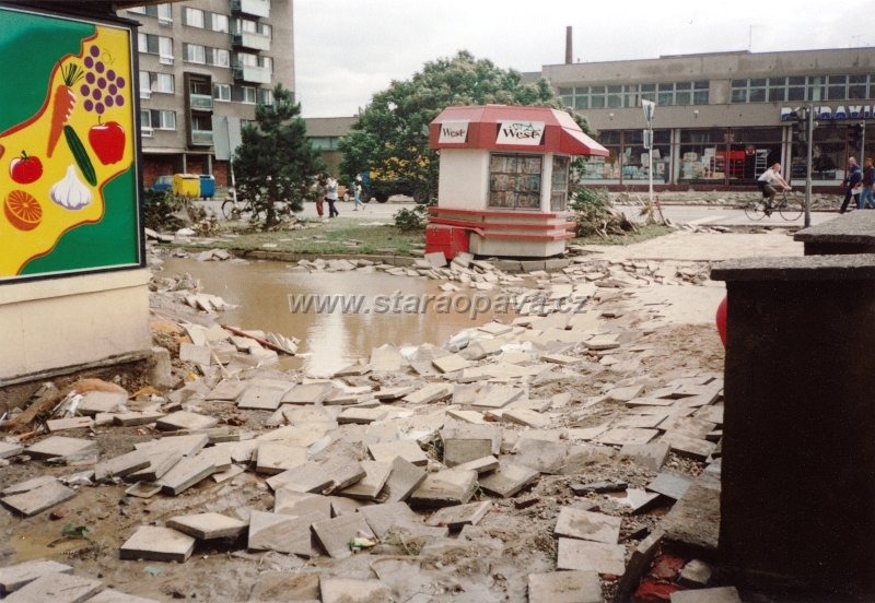 skody1997 (14).jpg - Povodně 1997, škody - Trafika u podchodu na Hoplasické ulici